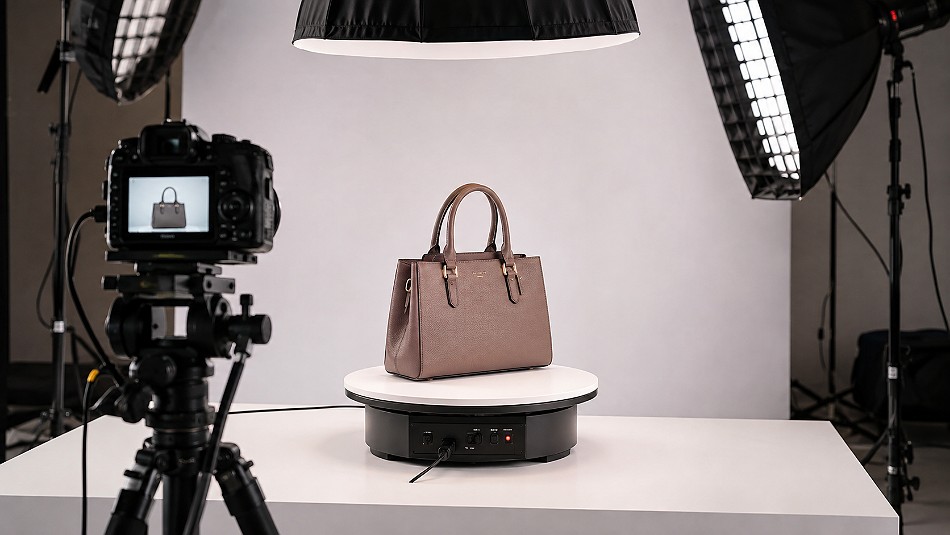 Behind the scenes of 360-degree ecommerce product video production with premium handbag rotating smoothly on a motorized