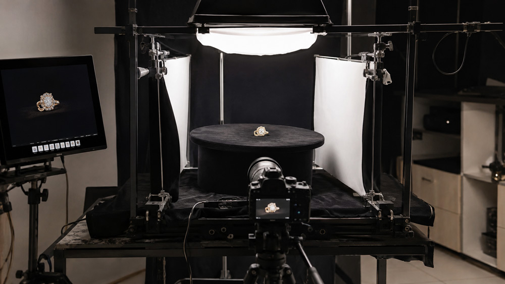 Premium 360 degree jewellery photography setup on black velvet turntable with soft studio lighting for ecommerce spin video by Uniqs Studio Delhi NCR