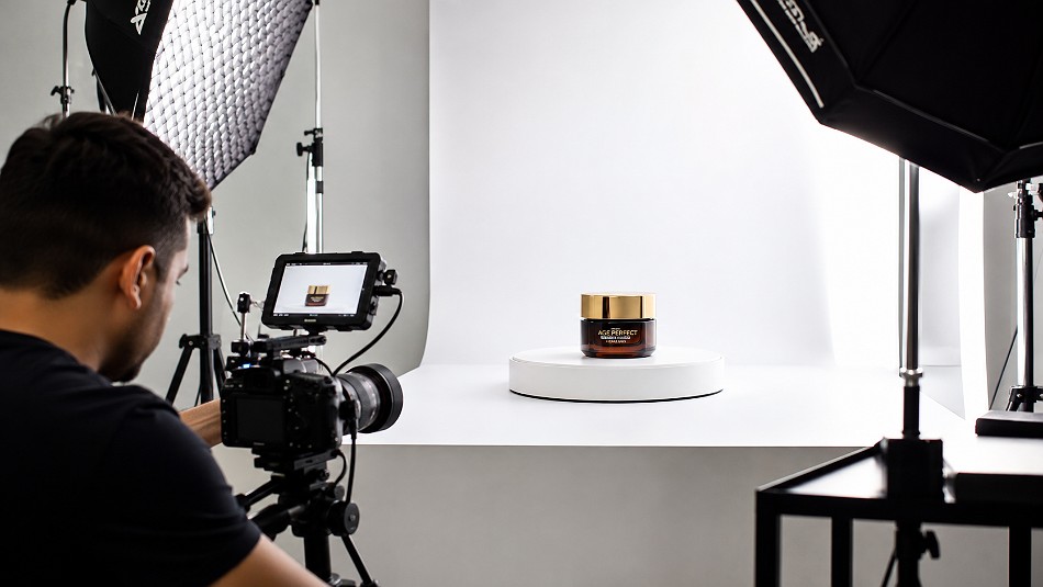 Behind the scenes of professional white-background ecommerce product video shoot with a premium consumer product rotating